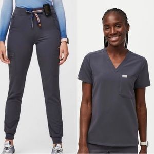 Figs Set High Waisted Zamola Pants & Catarina Scrub Top in Charcoal